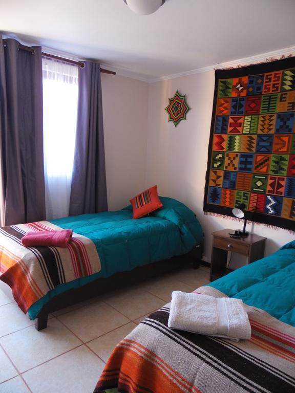 Quarto com 2 Camas de Solteiro e Banheiro Compartilhado
